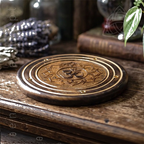 Porta Incenso Disco de Madeira 10 cm – Om (Mantra Sagrado)
